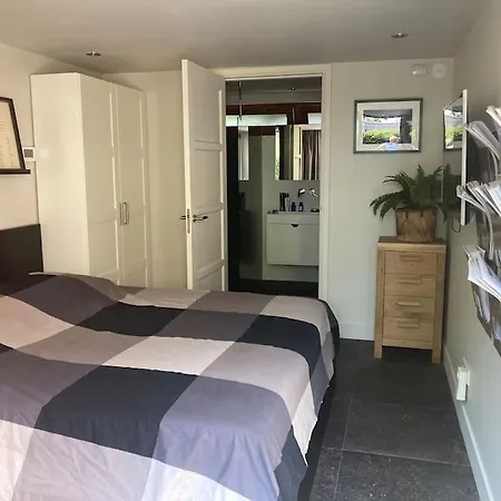 Tuinhuis Aan Het Water Vakantiehuis Voorburg