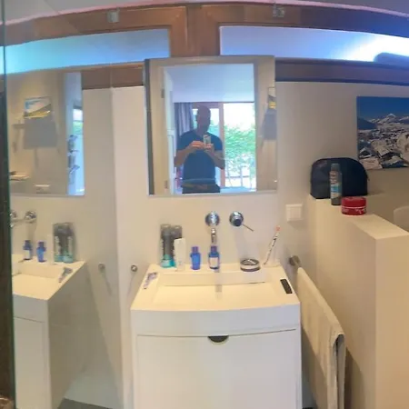 Tuinhuis Aan Het Water Met Woonkamer * Voorburg