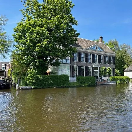 Tuinhuis Aan Het Water Vakantiehuis
