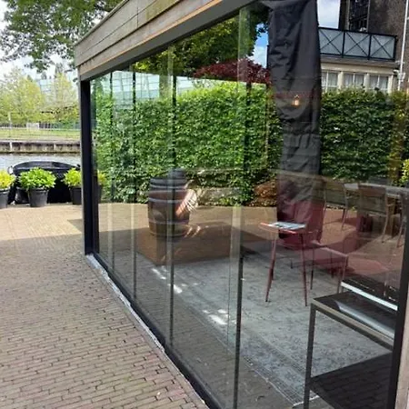 Tuinhuis Aan Het Water Met Woonkamer *