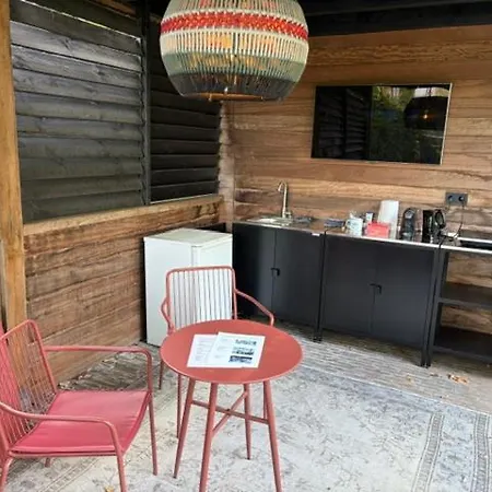 Tuinhuis Aan Het Water Met Woonkamer